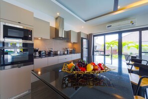 Full-sized fridge, microwave, oven, stovetop