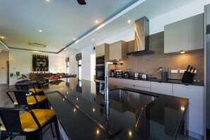 Full-sized fridge, microwave, oven, stovetop