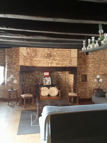 Maison Typique du LOT Près Piscine Communale et Animaux Admis