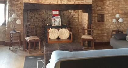 Maison Typique du LOT Près Piscine Communale et Animaux Admis