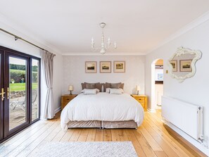 8 quartos, individualmente decorados, individualmente mobiliados