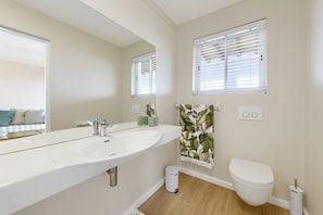 Casa (4 Bedrooms) | Banheiro | Banheira e chuveiro separados, toalhas de banho