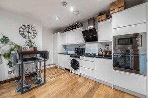 Apartamento básico | Cocina privada | Frigorífico, microondas, horno y placa de cocina