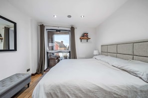 2 bedrooms, laptop workspace, iron/ironing board, bed sheets - 2-bed Gem on Tooting High Street (London)
