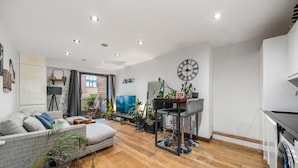 Unclassified image, 4 of 12, button - 2-bed Gem on Tooting High Street (London)