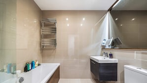 Unclassified image, 2 of 12, button - 2-bed Gem on Tooting High Street (London)