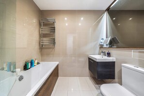 Apartamento básico | Baño | Secador de pelo, jabón, champú y papel higiénico