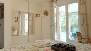 3 slaapkamers, een bureau, een strijkplank/strijkijzer, reisbedje