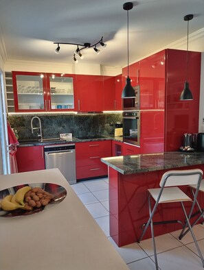 Kjøleskap, mikrobølgeovn, ovn og kokeplater