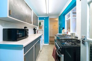 Eenvoudig huis | Privékeuken | Een koelkast, een magnetron, een oven, een kookplaat