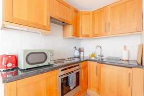 Appartamento Basic | Cucina privata | Frigorifero, microonde, forno, piano cottura