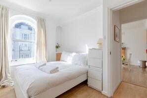 1 habitación, tabla de planchar con plancha y ropa de cama