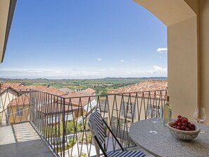 Outdoor dining - La Casa dei Fortunati - Eine Wunderbar Renovierte Villa im Stil des Monferrato (Grana Monferrato)