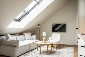 City Penthouse | Living area | 48-inch flat-screen TV with digital channels - HONEST Karlín (Prague)