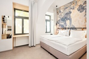 Estudio superior | Espacio para trabajar con laptop, wifi gratis y ropa de cama 