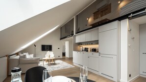 Een modern loft appartement met een eetgedeelte, keuken en woonruimte.