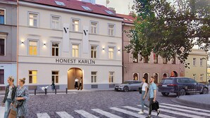 Een gebouw met het bord "HONEST KARLIN", wat een hotel aangeeft.