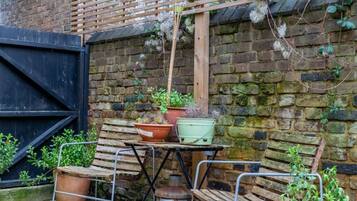 Basic House | Outdoor dining