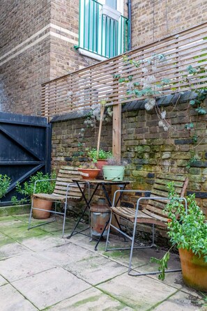 ベーシック ハウス | 屋外ダイニングエリア