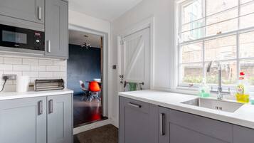 Basic House | Dapur peribadi | Peti sejuk, ketuhar gelombang mikro, ketuhar, dapur