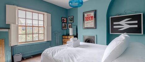 2 bedrooms, iron/ironing board, bed sheets