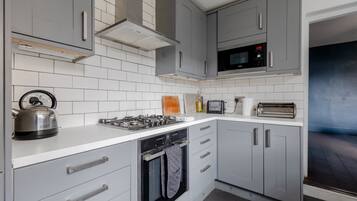 Rumah Basic | Dapur pribadi | Lemari es, microwave, oven, dan kompor