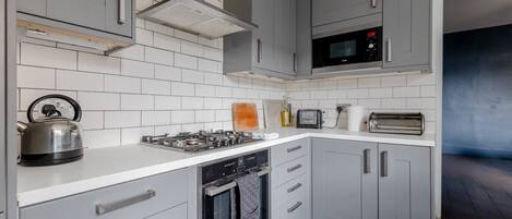 Hus Basic | Eget kök | Kylskåp, mikrovågsugn, ugn och spishäll