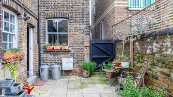 Rumah Basic | Tempat makan outdoor