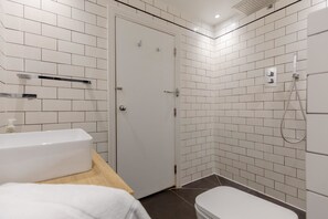 Basic House | Bathroom | Shower, towels, soap, shampoo - Trendy 2BD House 5 Mins From Willesden Junction! (London)