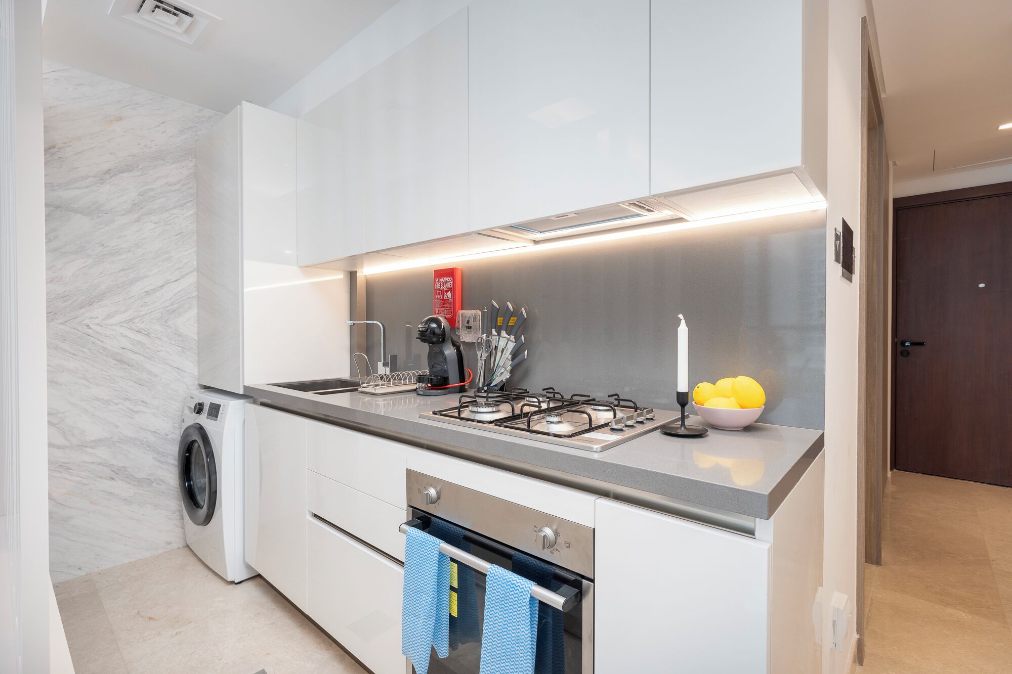 Villa Elite | Cocina privada | Refrigerador con congelador, microondas, horno y parrilla de estufa 