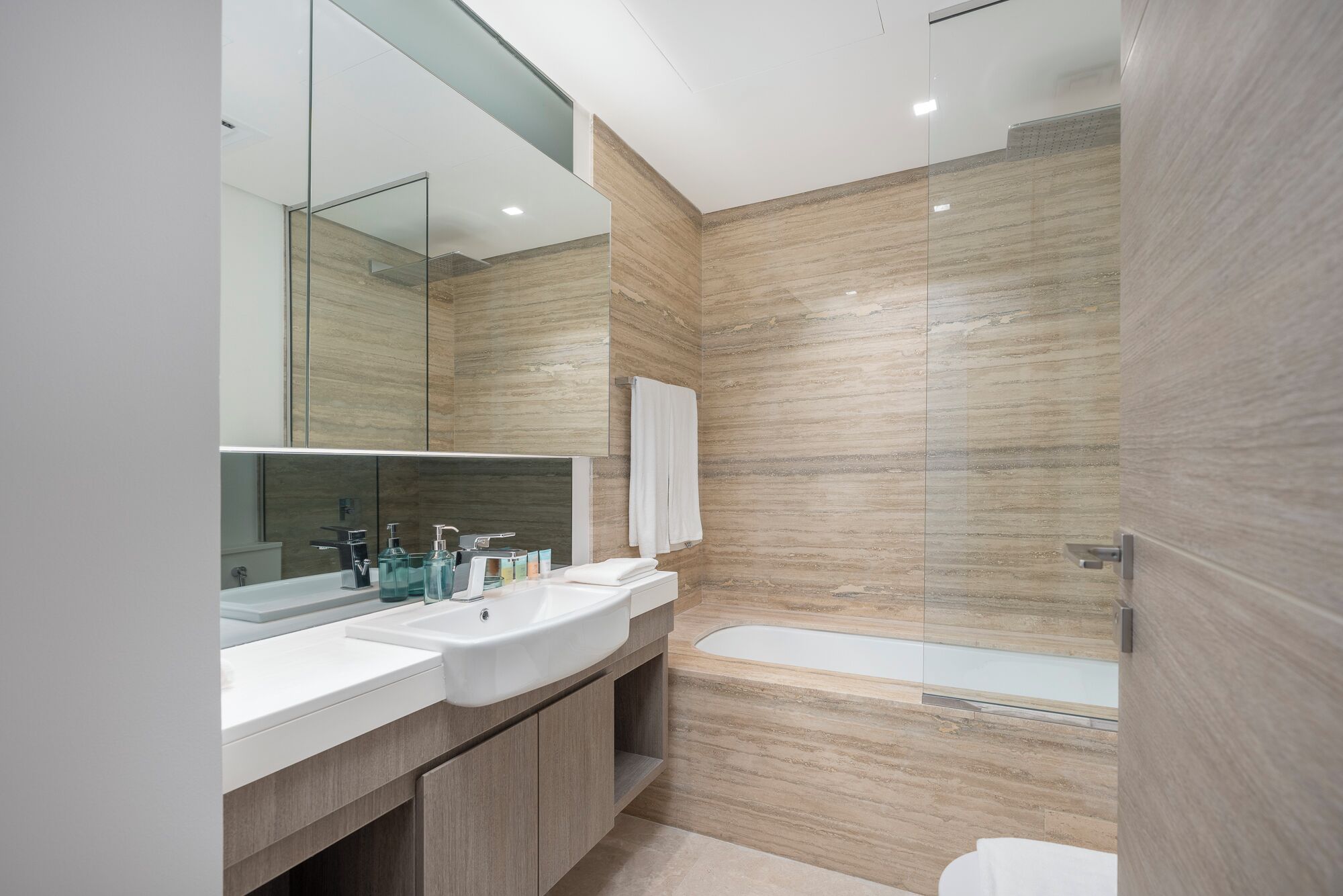 Elite-Villa | Badezimmer | Regendusche, umweltfreundliche Kosmetikartikel, Haartrockner, Bidet