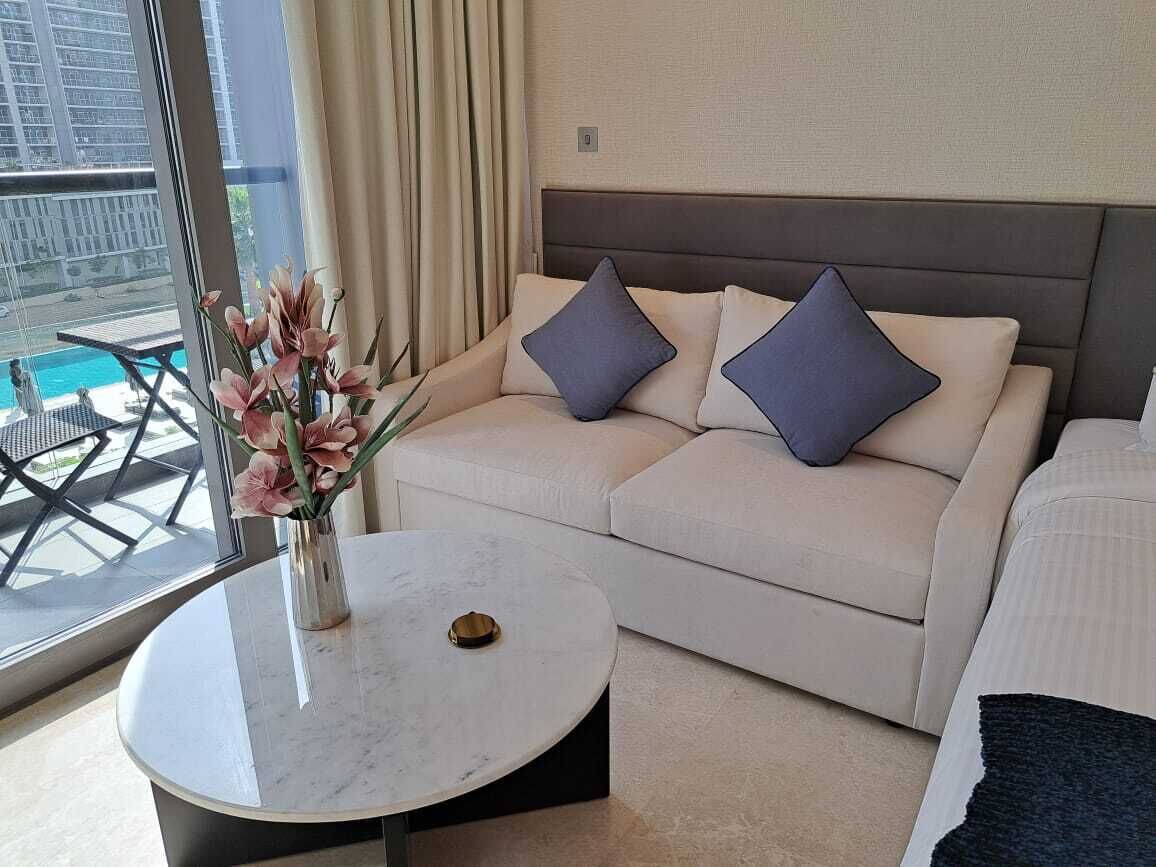 Elite-huvila | Oleskelualue | 55–tuumainen äly-TV, jossa kaapelikanavat