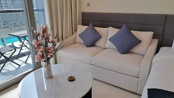 Elite-huvila | Oleskelualue | 55–tuumainen äly-TV, jossa kaapelikanavat