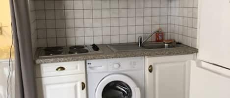 Kühlschrank, Mikrowelle, Herdplatte, Wasserkocher