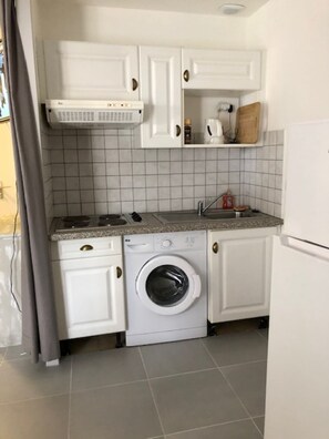 Kjøleskap, mikrobølgeovn, kokeplater og vannkoker