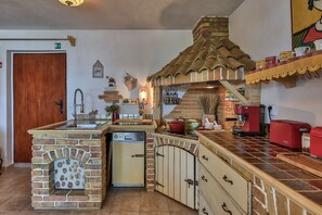 Mikrowelle, Geschirrspüler, Wasserkocher mit Kaffee-/Teezubehör