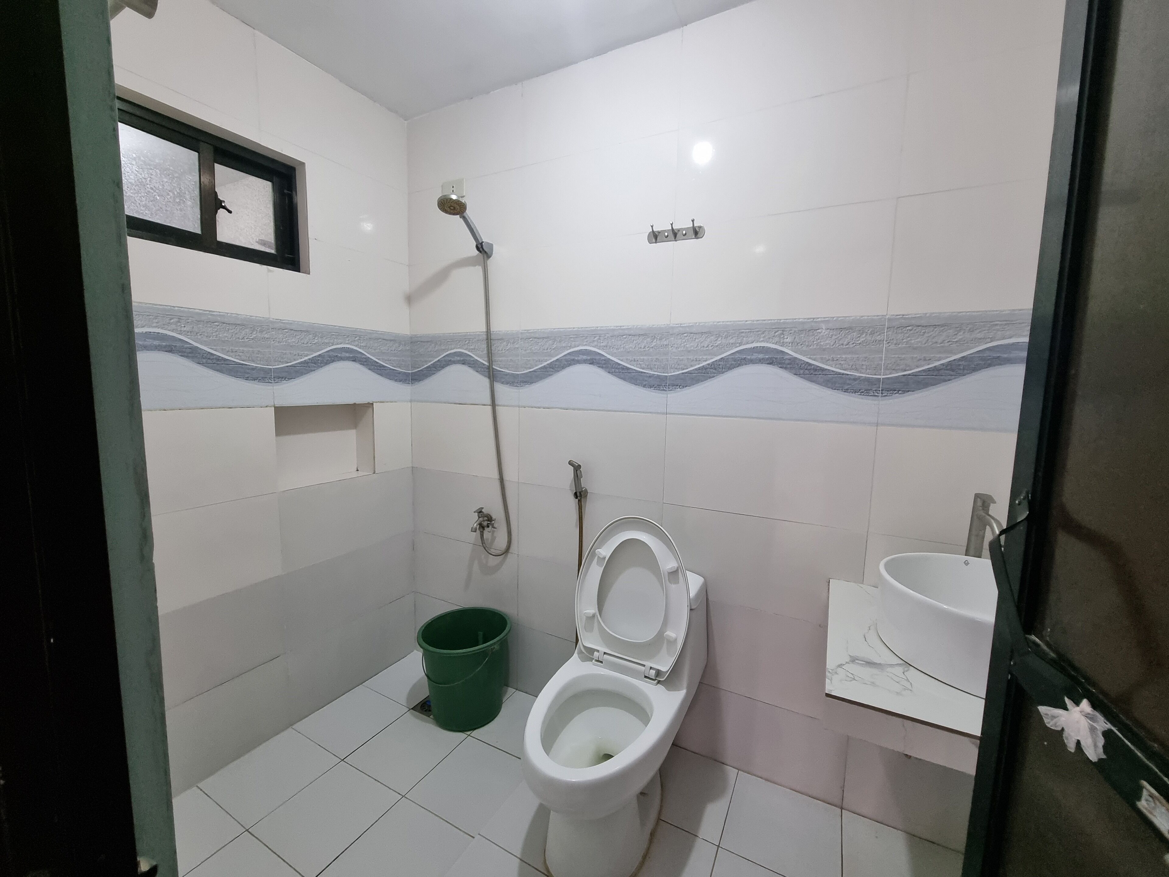 Basic Studio | Bathroom | Shower, rainfall showerhead, towels