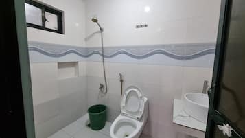 Basic Studio | Bathroom | Shower, rainfall showerhead, towels