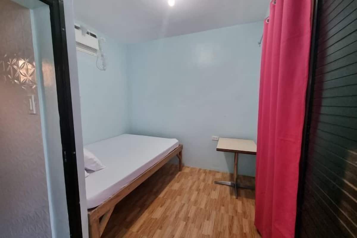 Escritorio, wifi gratis y ropa de cama 