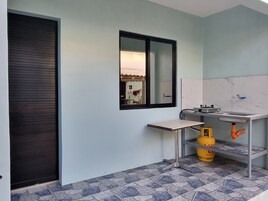 Escritorio, wifi gratis y ropa de cama 