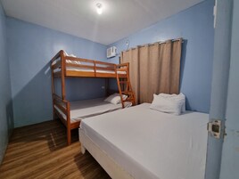 Escritorio, wifi gratis y ropa de cama 