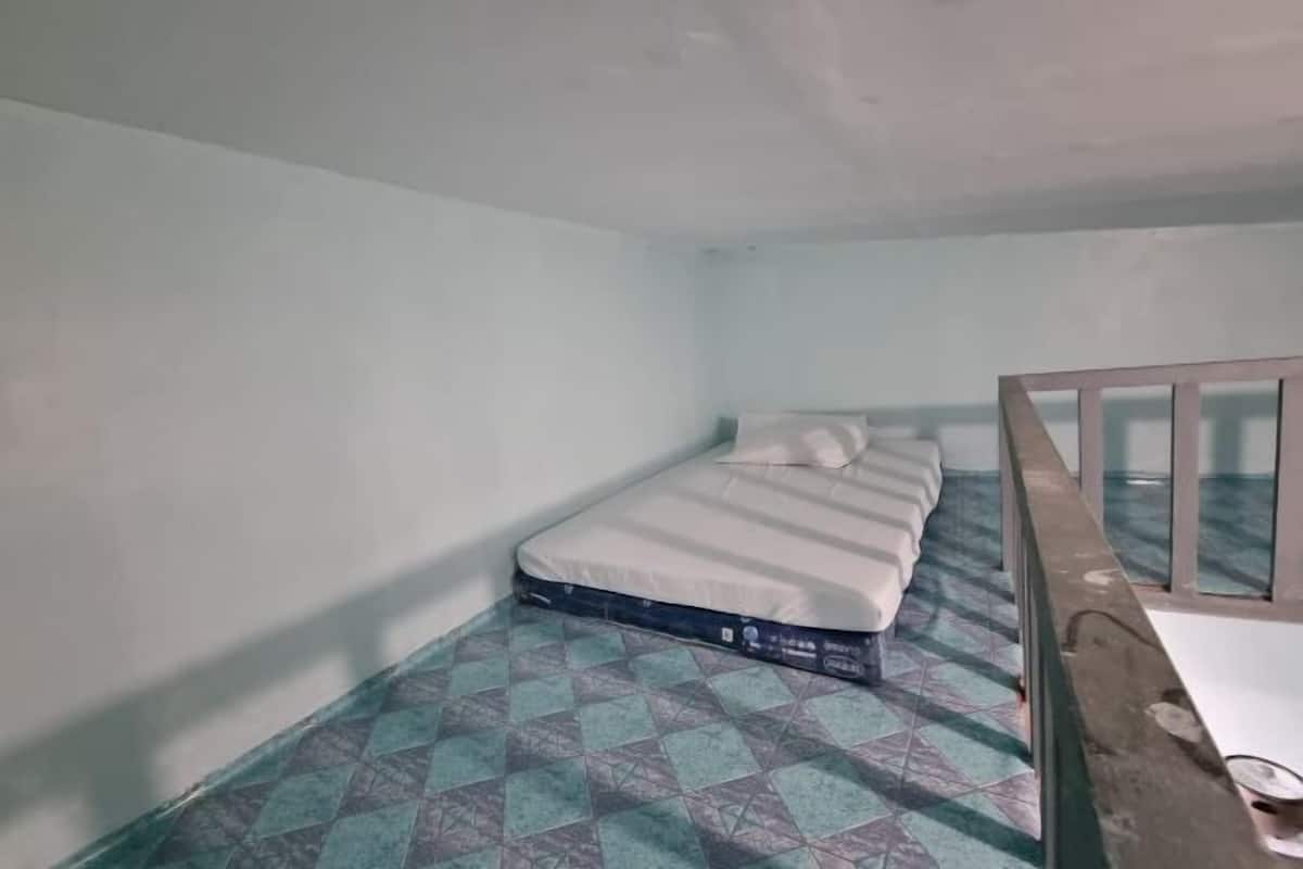 Escritorio, wifi gratis y ropa de cama 