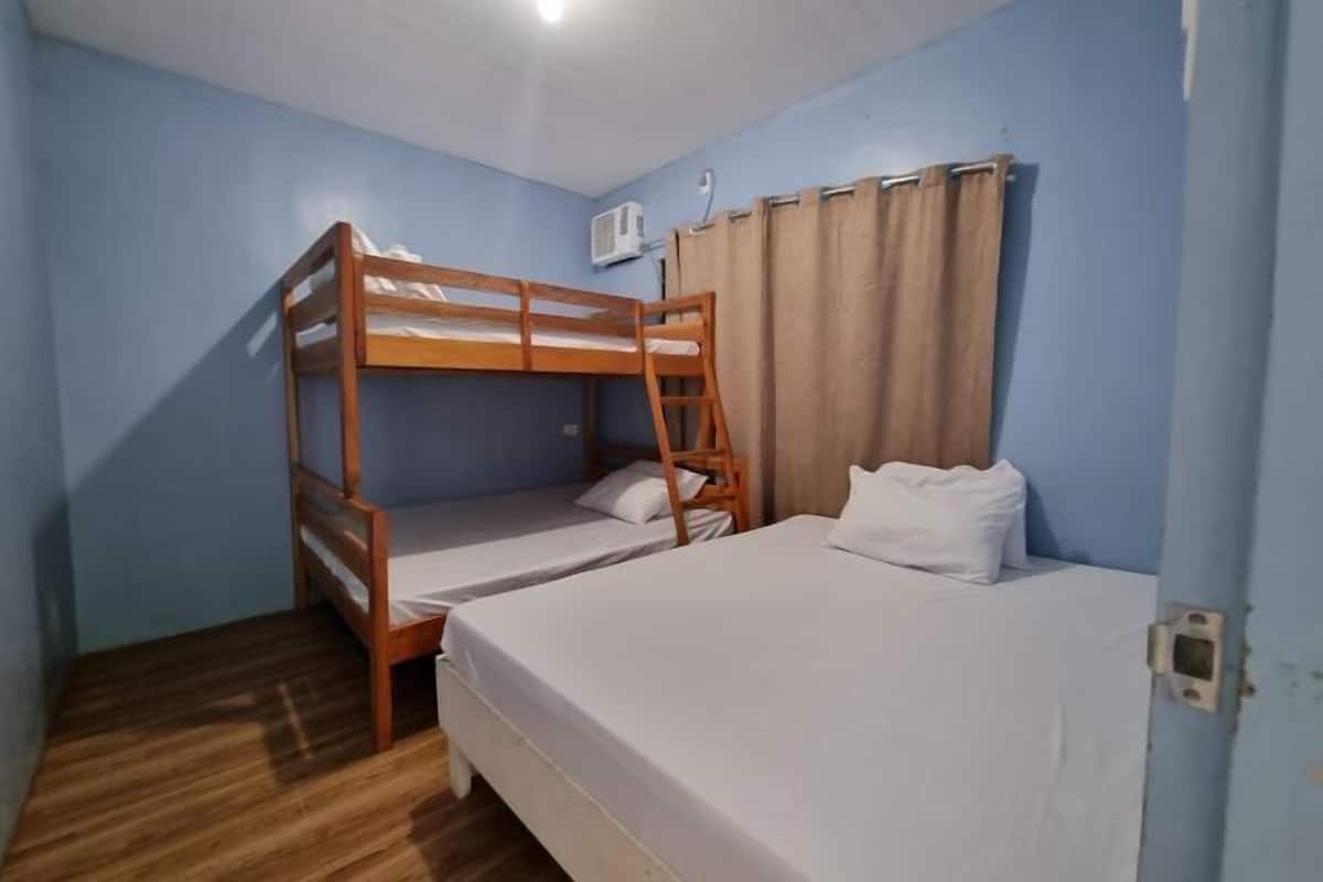 Escritorio, wifi gratis y ropa de cama 
