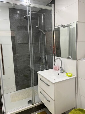 Secadora de cabello, toallas, jabón, papel de baño 