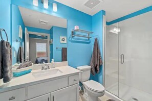 SĂšche-cheveux, serviettes fournies, savon, papier toilette