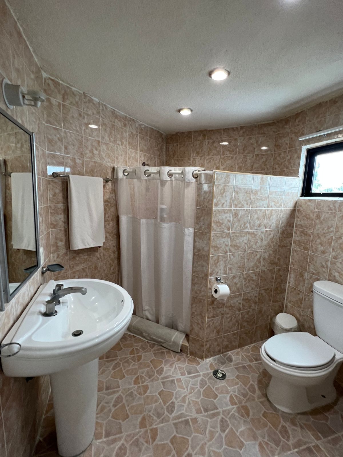 Douche, sèche-cheveux, bidet, serviettes fournies