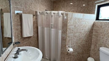 Douche, sèche-cheveux, bidet, serviettes fournies