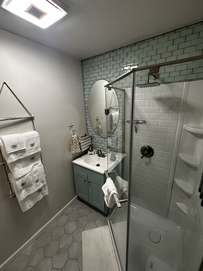 Secadora de cabello, toallas, jabón, papel de baño 