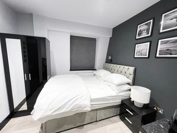 1 bedroom, iron/ironing board, WiFi, bed sheets - Letzi private en-suite, North Harrow. (North Harrow)