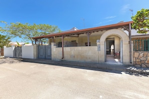 Front of property - 2463 Villetta Ginestra by Barbarhouse (Porto Cesareo)